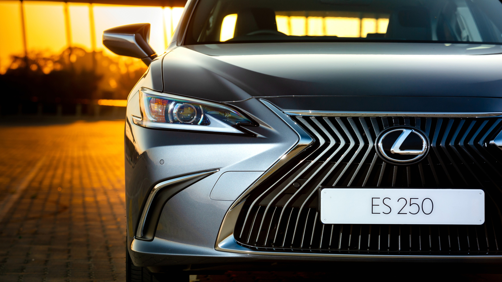 Серебристый Lexus ES 250 2018 года, фара