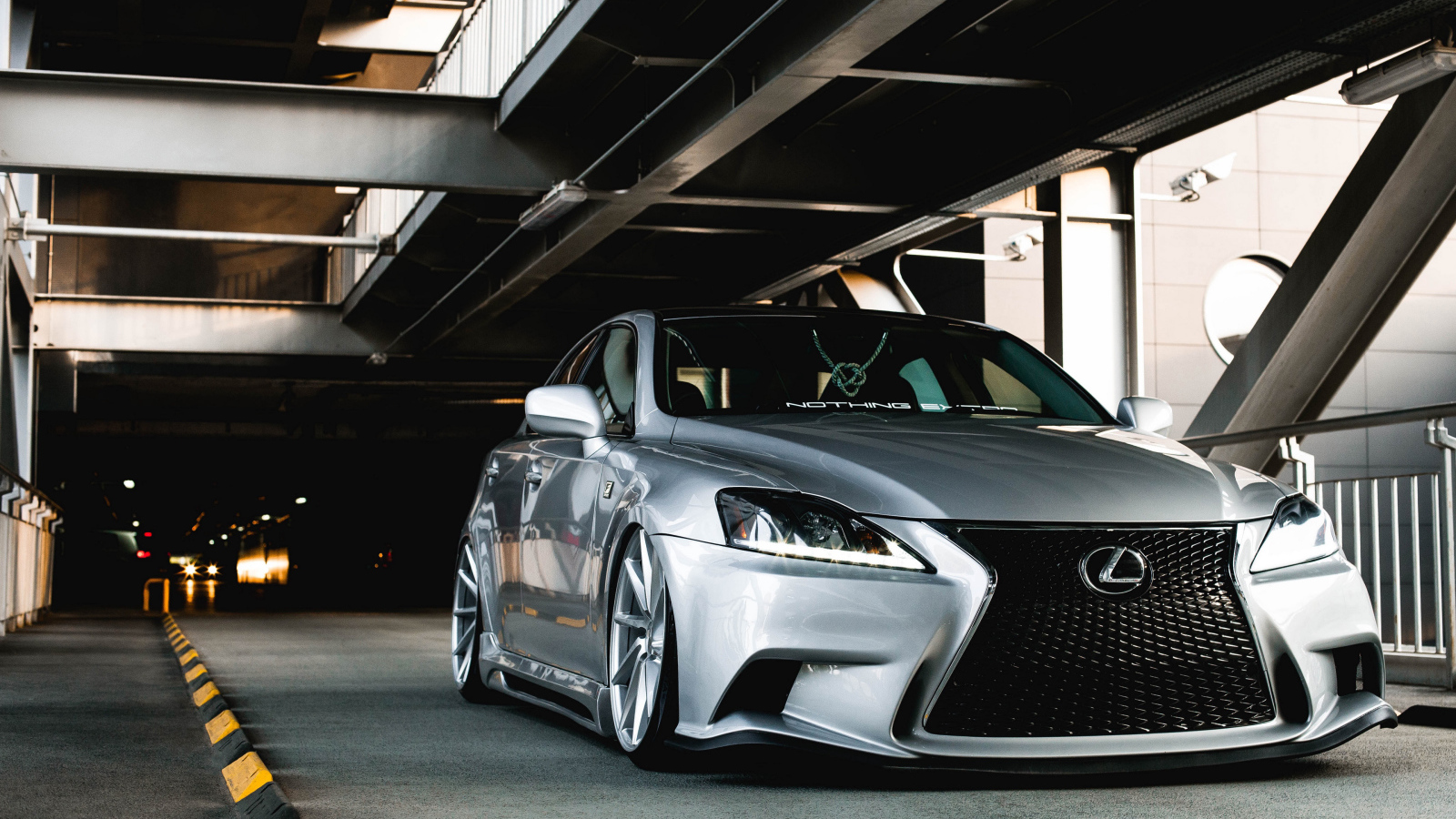 Серебристый автомобиль Lexus IS в тоннеле 