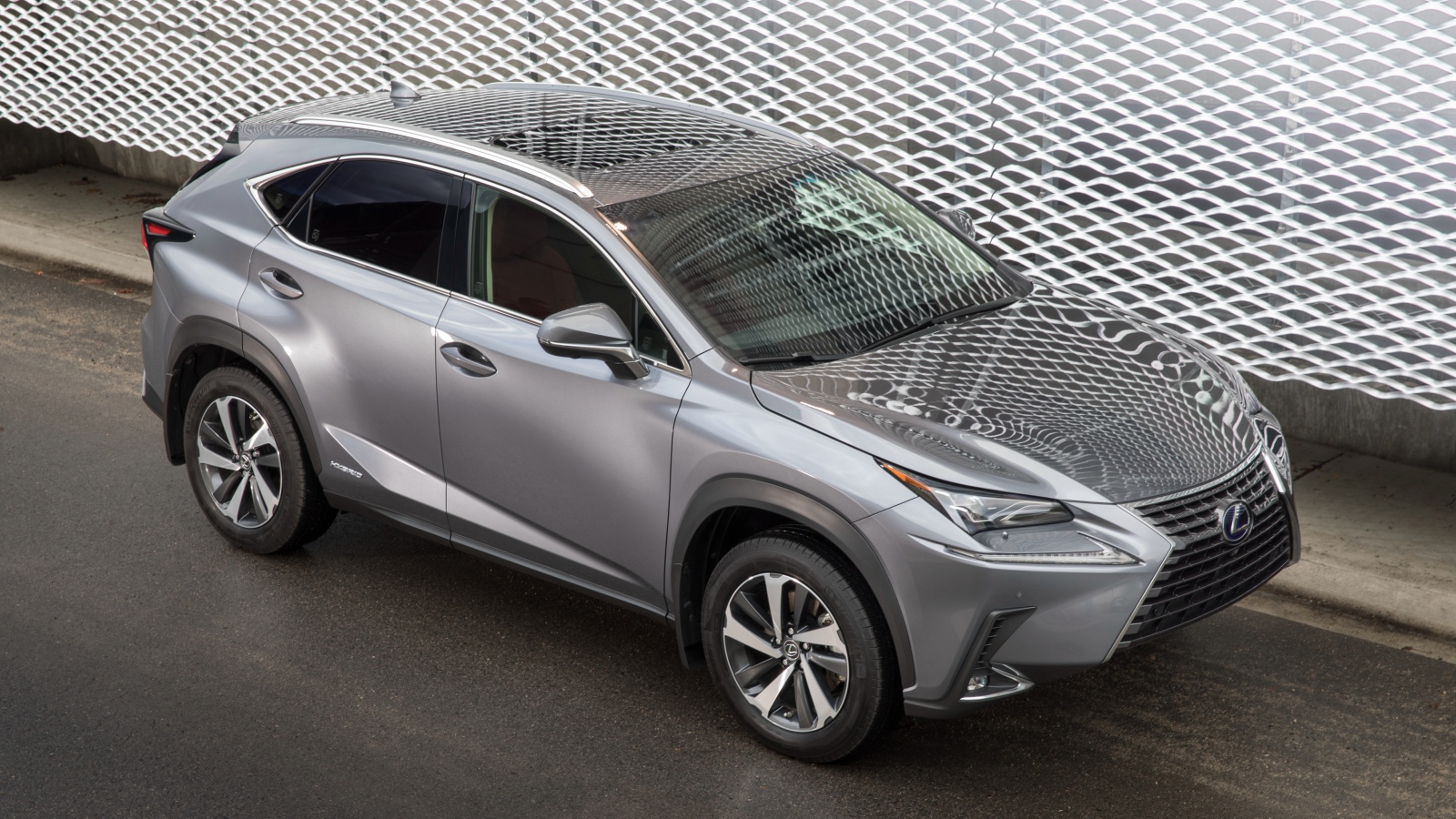 Серебристый автомобиль внедорожник  Lexus NX