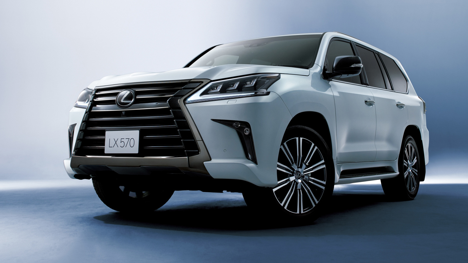 Белый внедорожник Lexus LX570, 2018 года на сером фоне