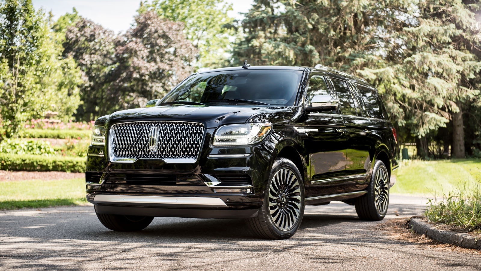 Черный стильный внедорожник Lincoln Navigator L, 2018