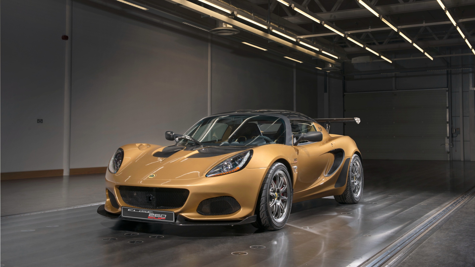 Спортивный автомобиль Lotus Elise в гараже