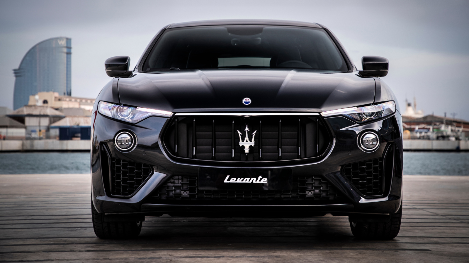Дорогой черный автомобиль Maserati Levante S Q4 GranSport