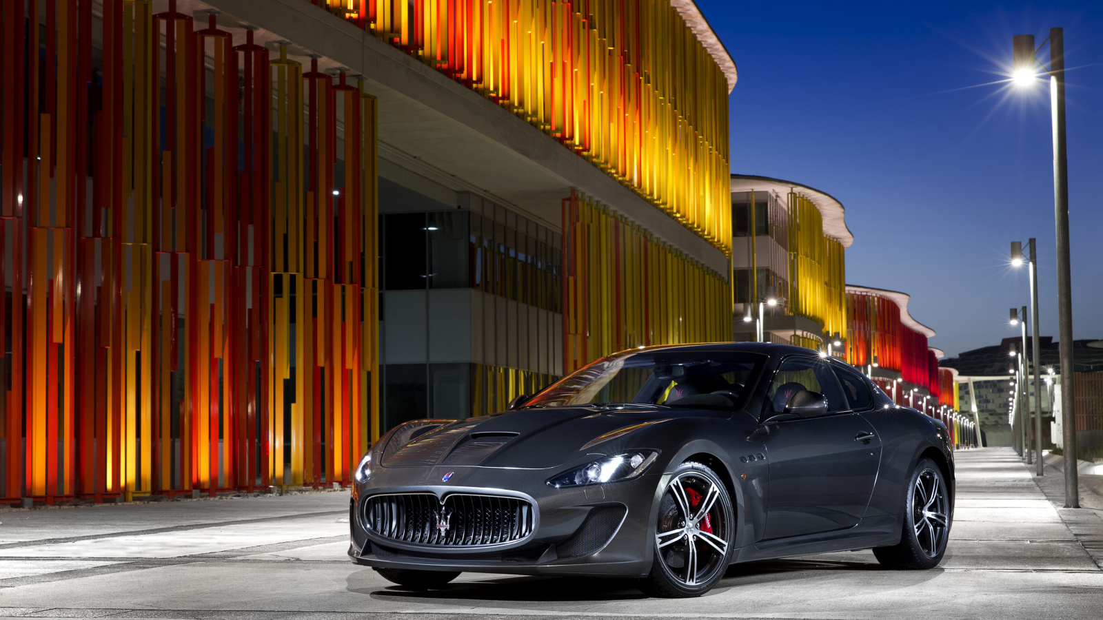 Серебристый автомобиль  Maserati GranTurismo