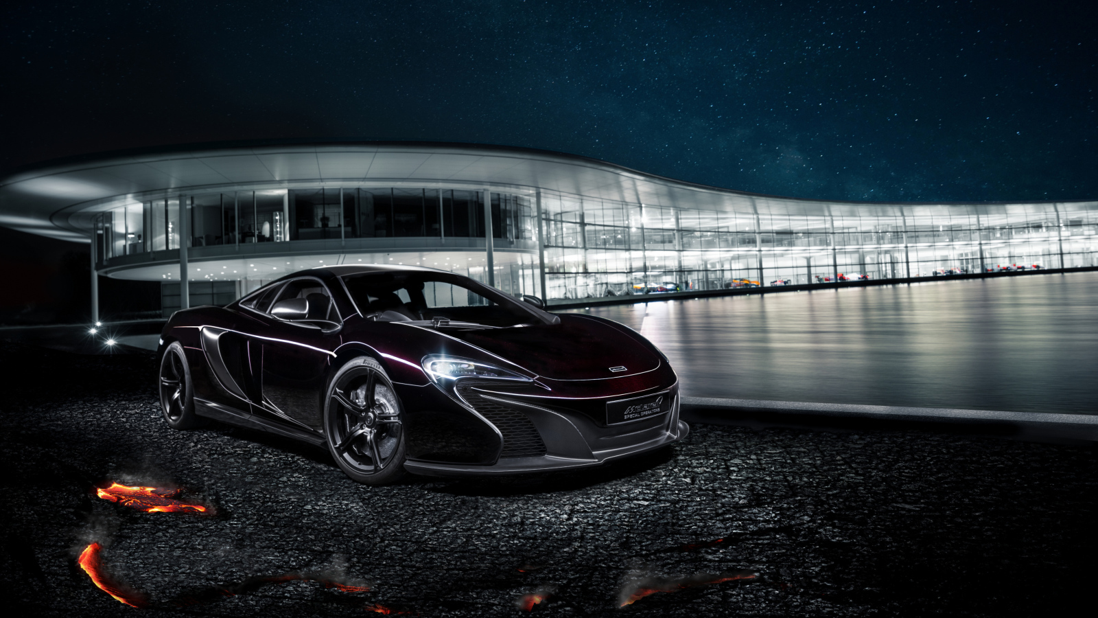 Автомобиль McLaren MSO 650S на фоне стеклянного автосалона