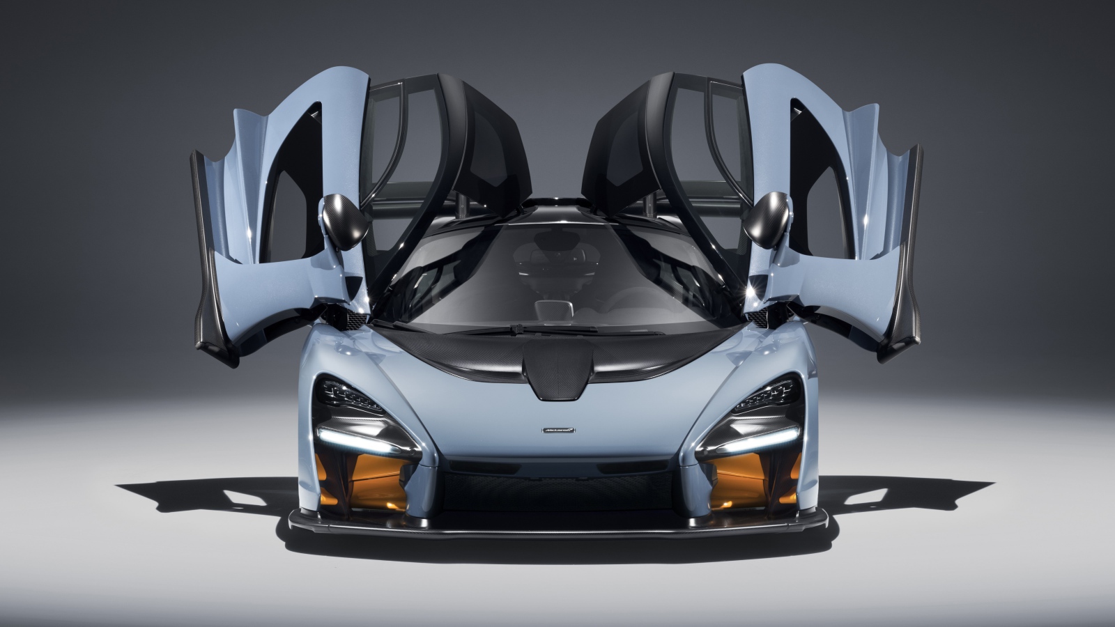 Автомобиль McLaren Senna, 2018 с открытыми дверями