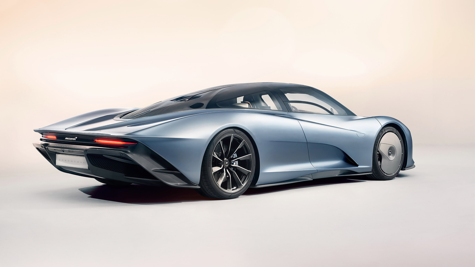 Быстрый дорогой автомобиль McLaren Speedtail, 2020 года вид сзади