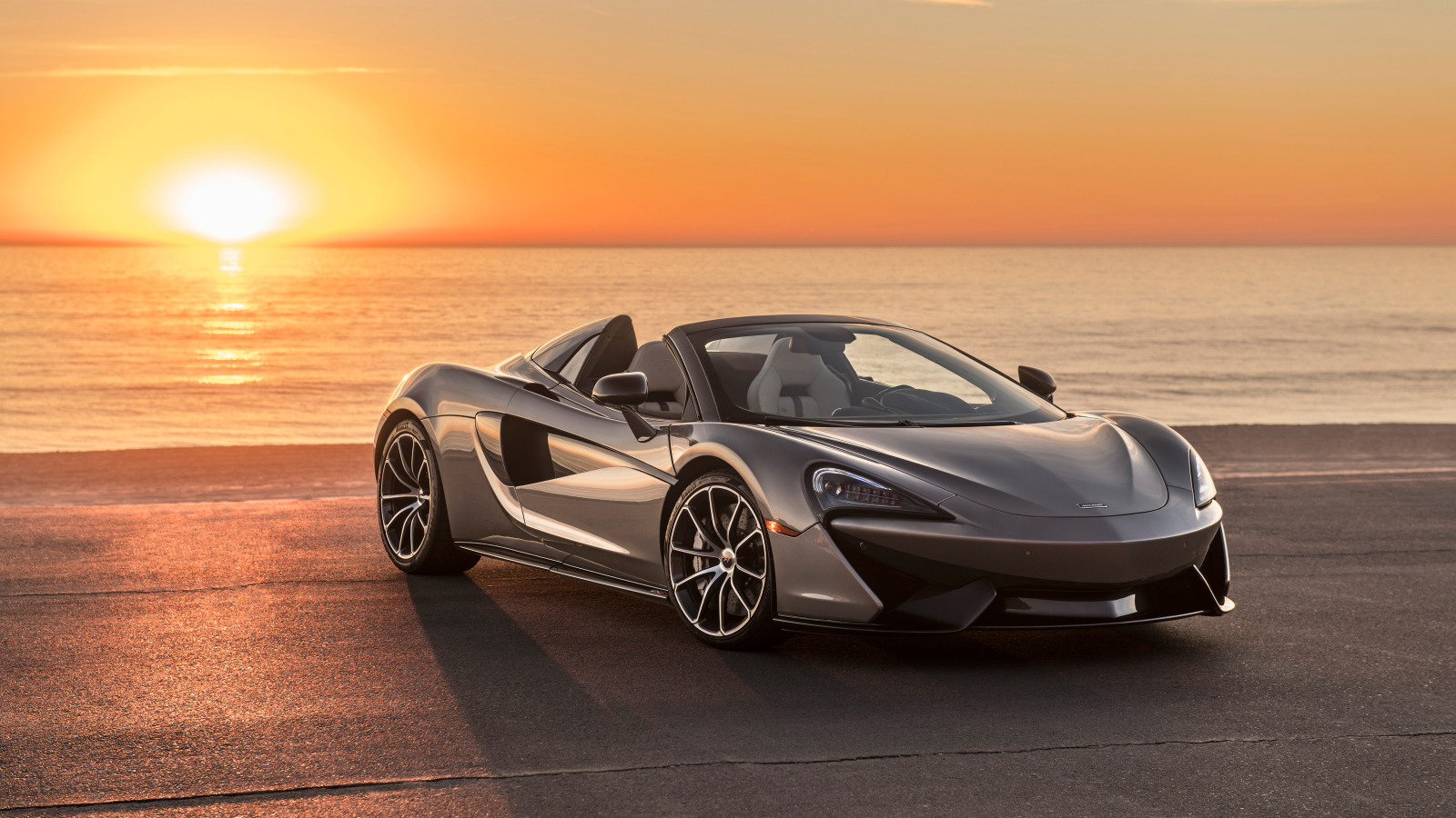 Серебристый  McLaren 570S Spider, 2018 на фоне заката