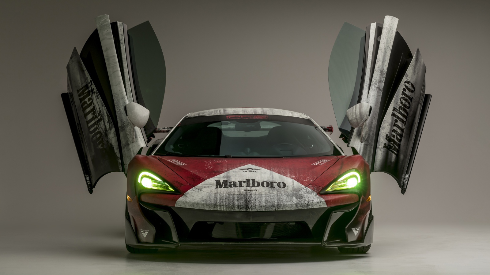 Спортивный автомобиль McLaren 570S с открытыми дверями 