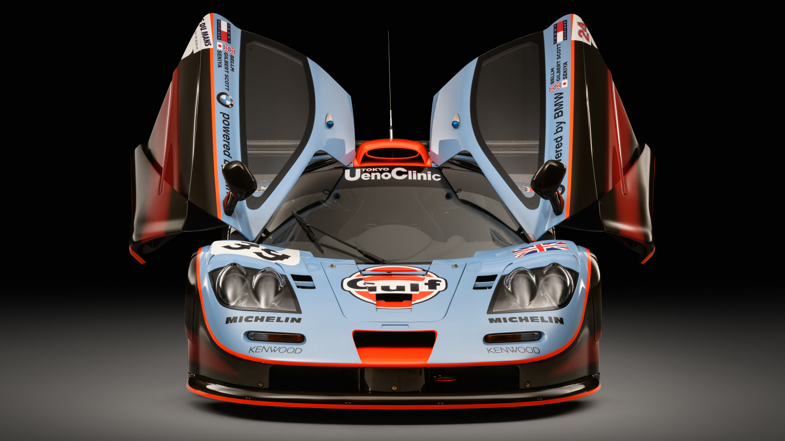 Спортивный автомобиль McLaren F1 GTR 25R 2018 года с открытыми дверями