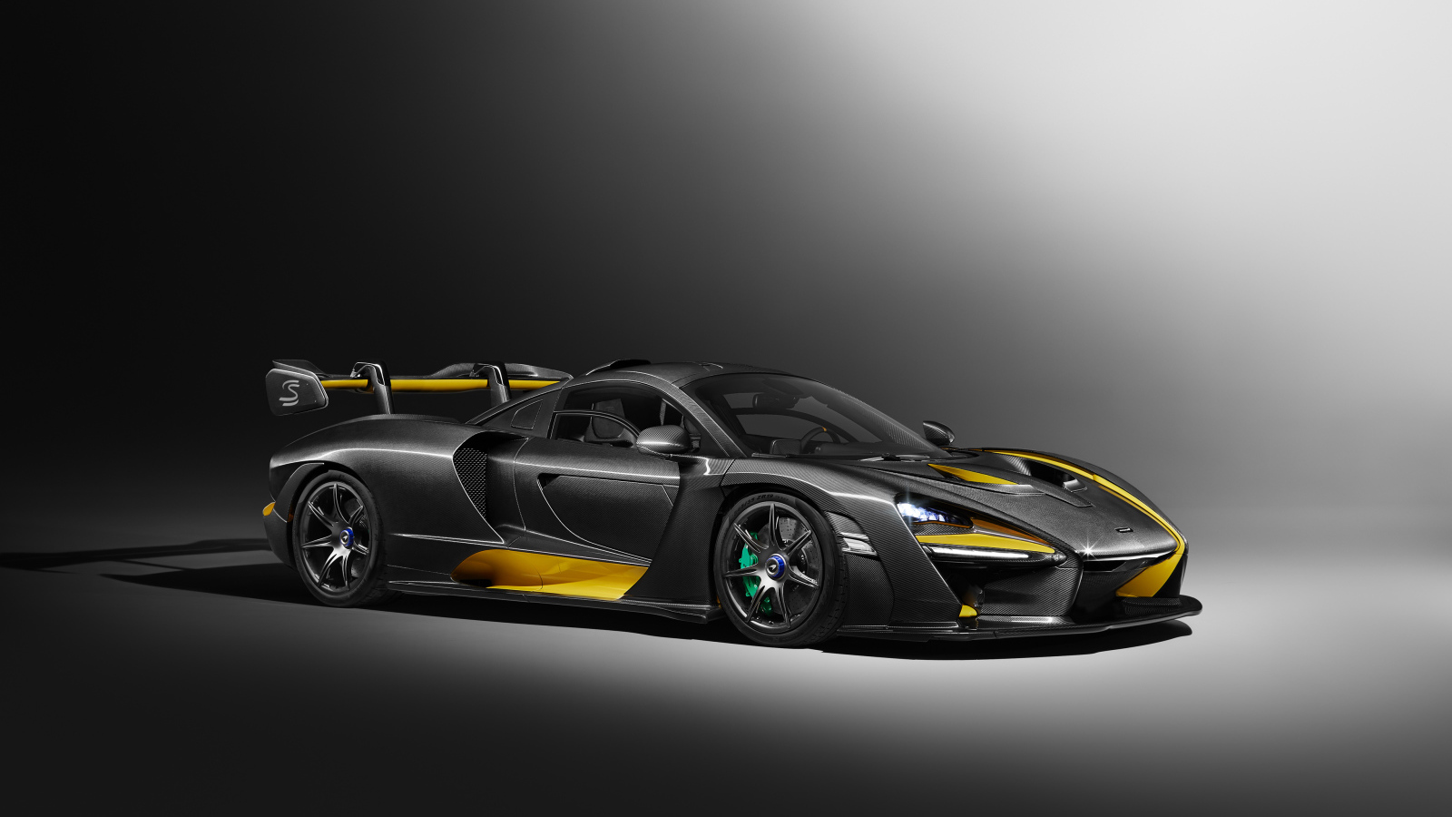 Спортивный автомобиль McLaren MSO Senna Carbon Theme 2018 года на сером фоне
