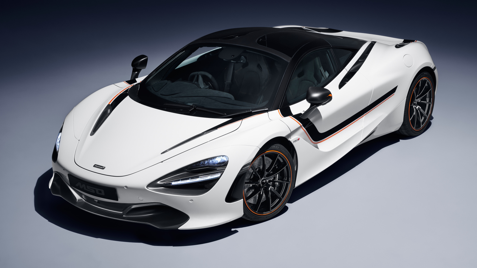 Белый быстрый автомобиль McLaren 720S