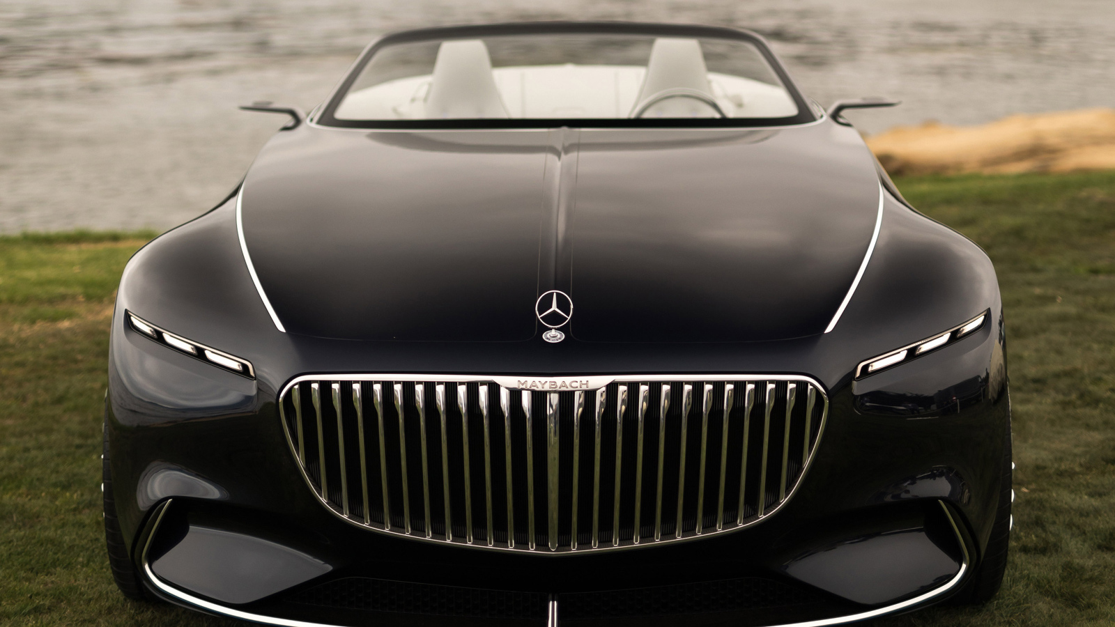 Черный автомобиль Mercedes Maybach 6 Cabriolet 2017 года, вид спереди