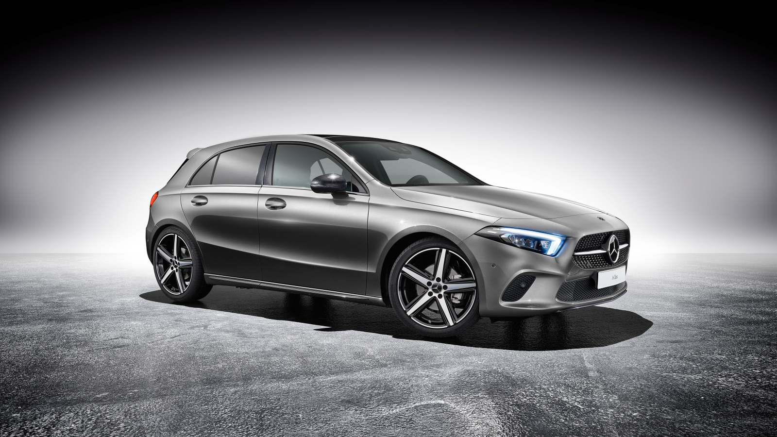 Серебристый автомобиль Mercedes A Class Accessories, 2018 на сером фоне