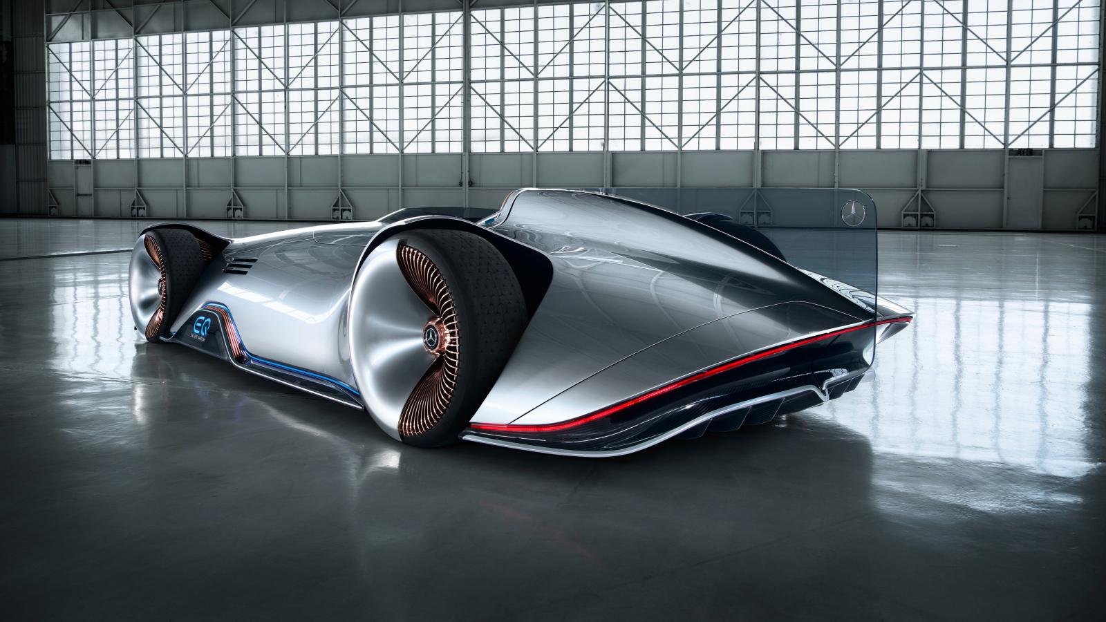 Суперкар Mercedes Benz Vision EQ Silver Arrow в ангаре