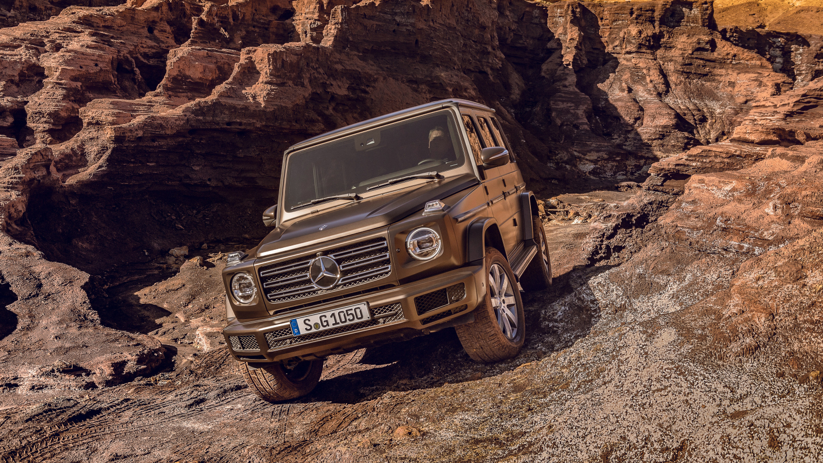 Большой дорогой автомобиль Mercedes Benz G 500, 2018 в горах