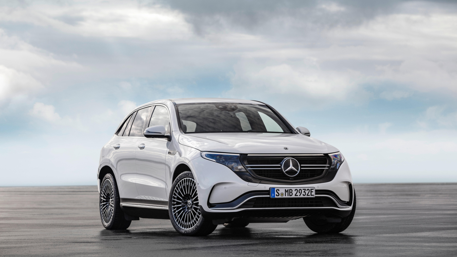 Белый автомобиль Mercedes-Benz EQC, 2020 года на фоне неба