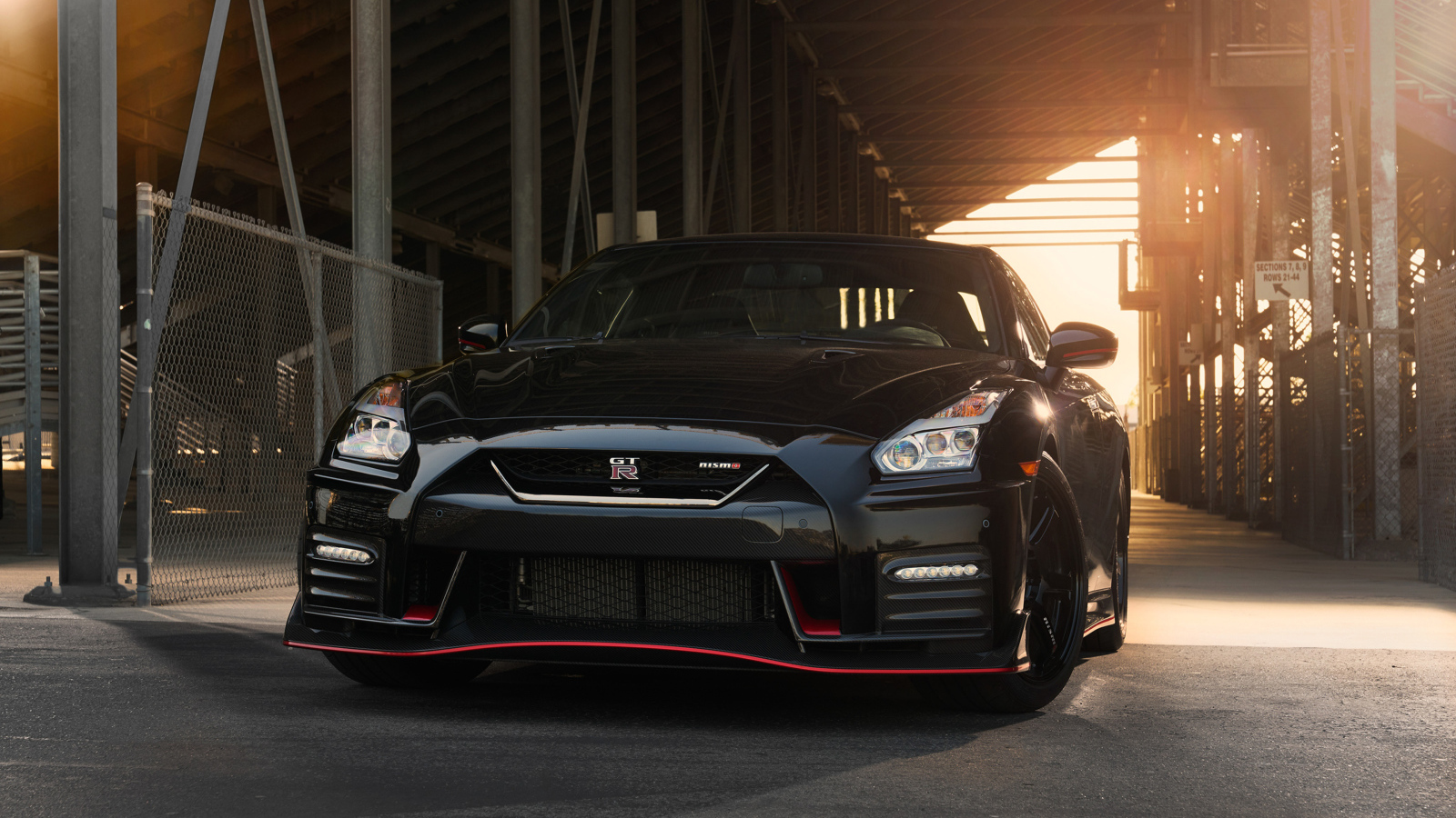 Черный автомобиль Nissan GT R Nismo, 2018 года