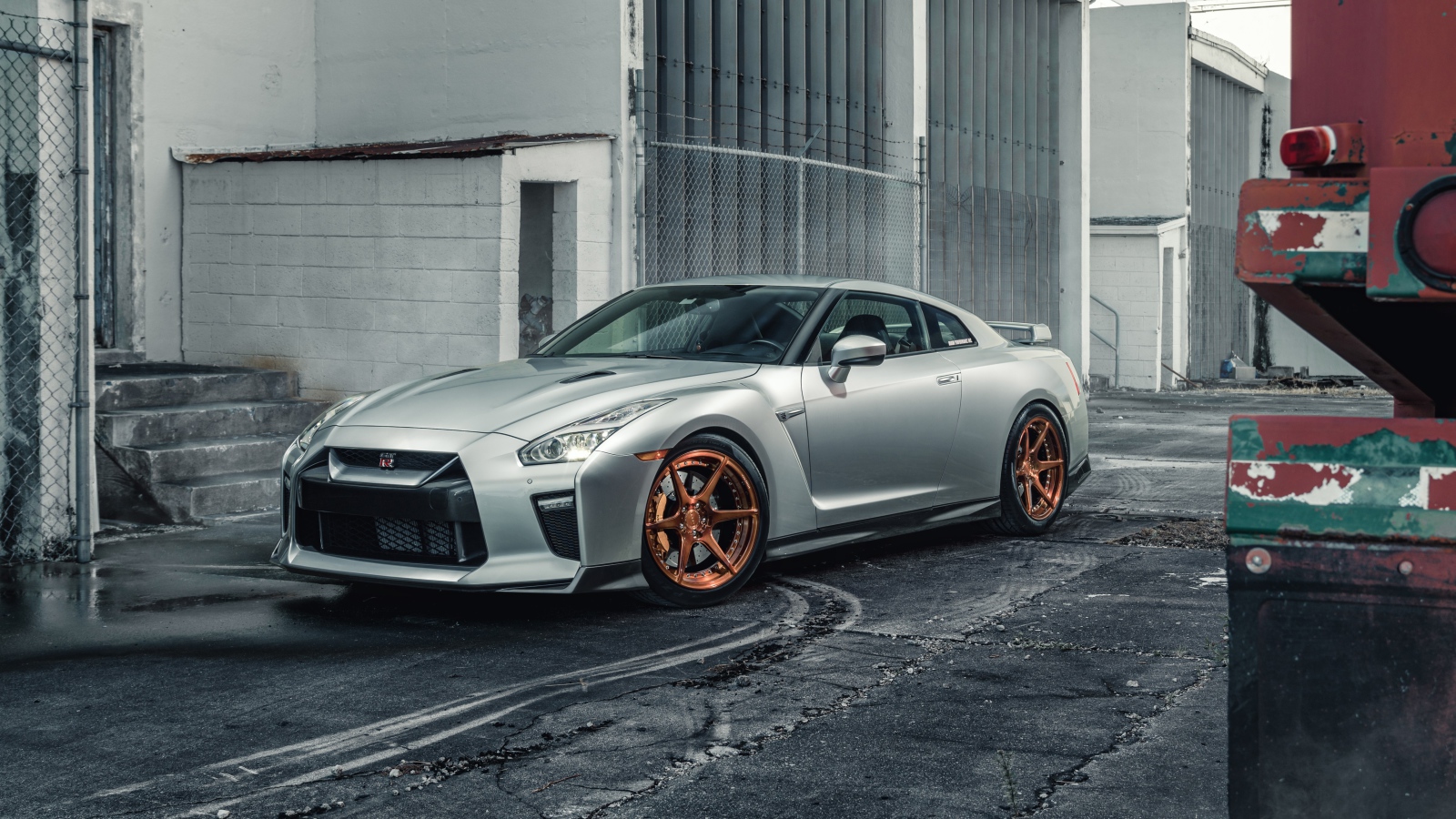Серебристый автомобиль Nissan GTR