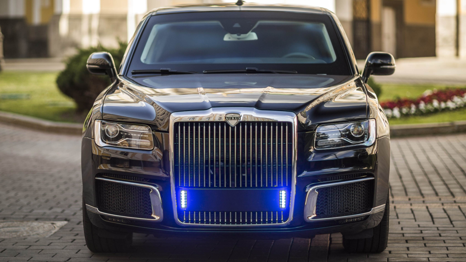 Черный стильный автомобиль Aurus Sena 2018 года вид спереди