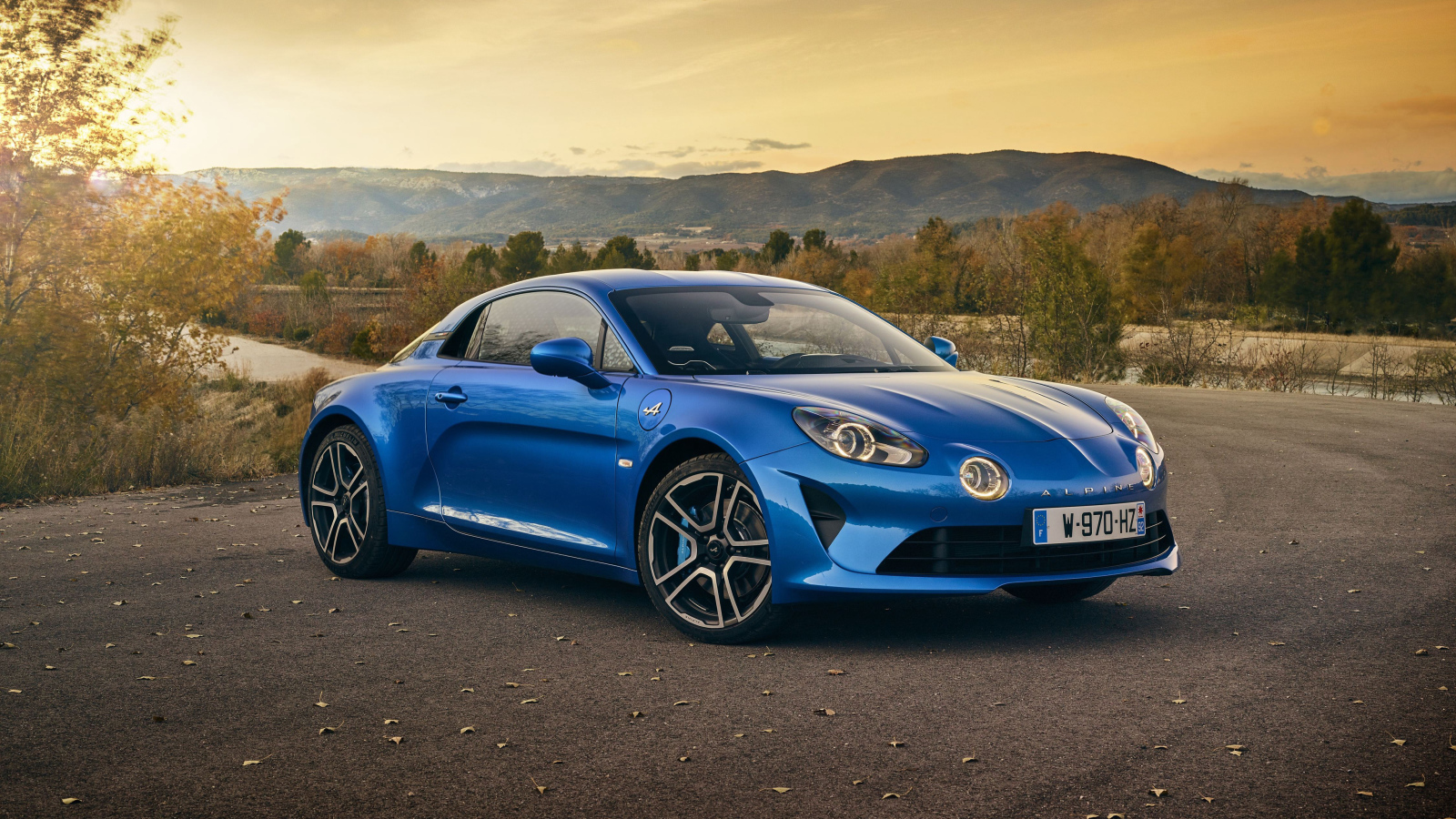 Синий автомобиль Alpine A110 Premiere Edition, на фоне горизонта