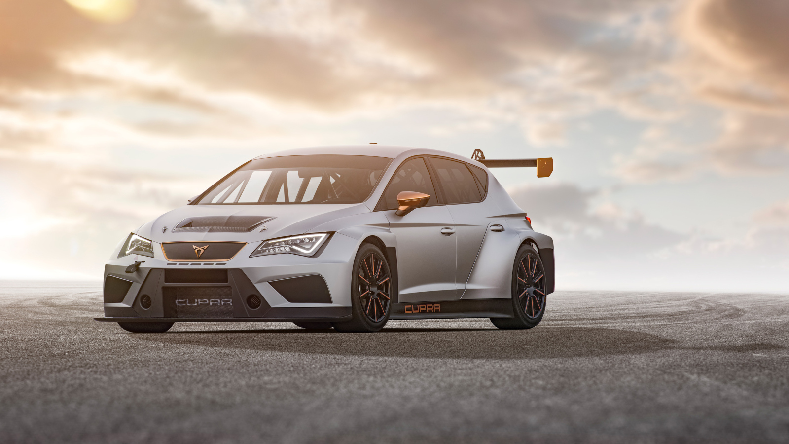 Серебристый автомобиль Cupra TCR 2018