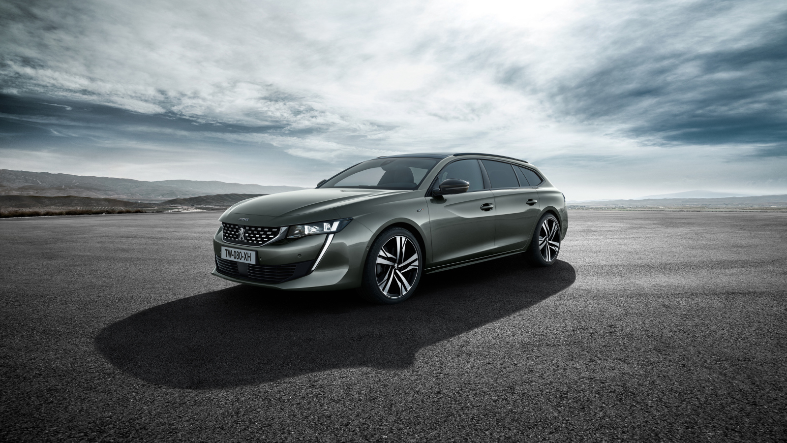 Автомобиль Peugeot 508 SW GT 2018 на фоне неба