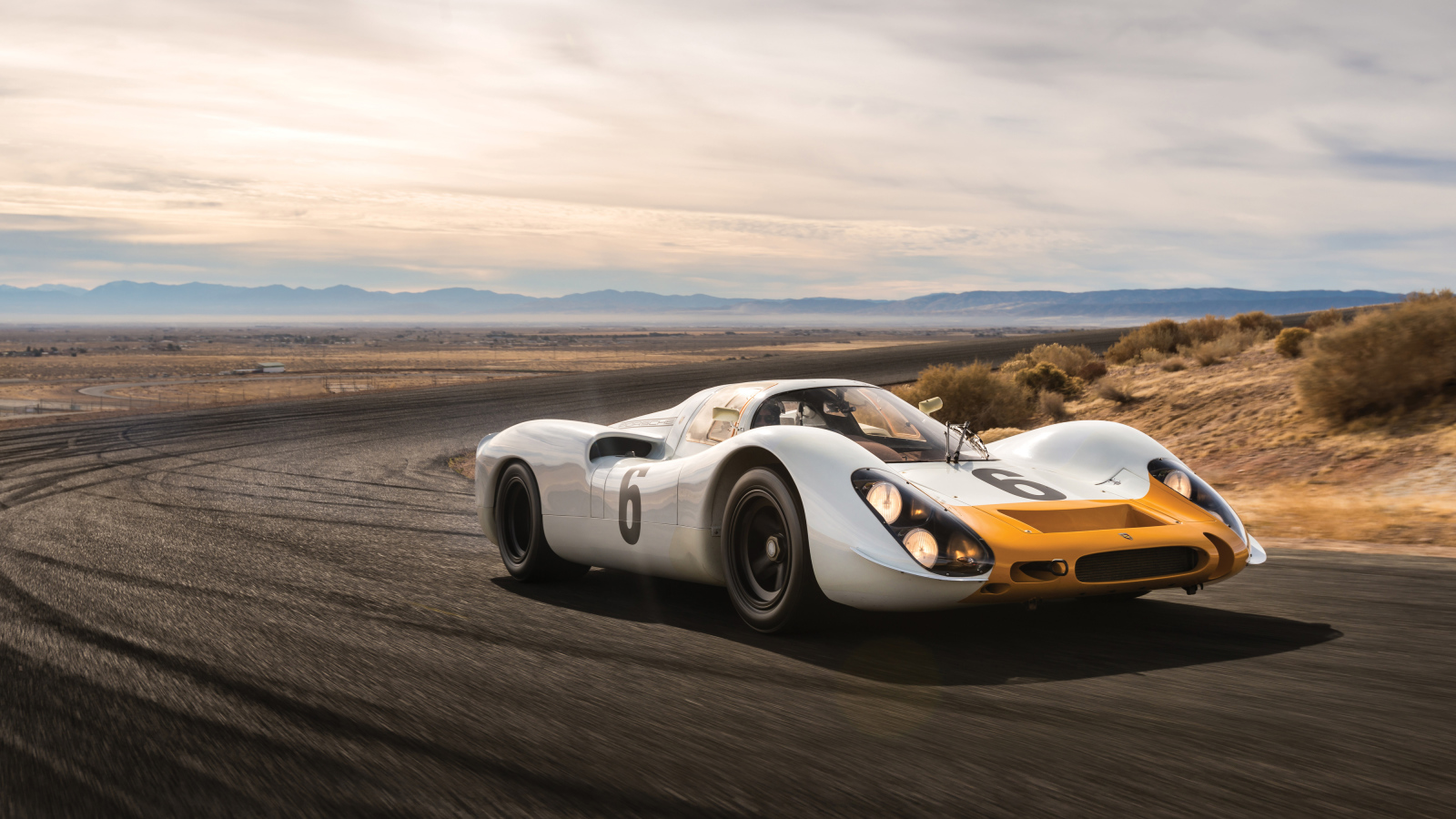 Гоночный автомобиль Porsche 908 на трассе