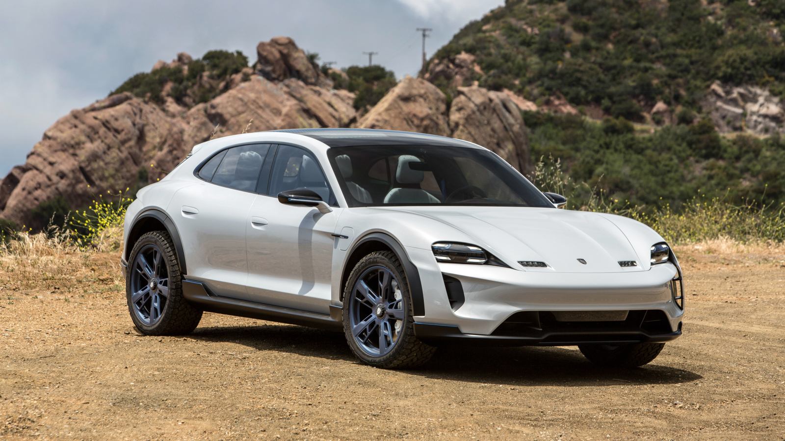 Белый автомобиль Porsche Mission E Cross Turismo 2018