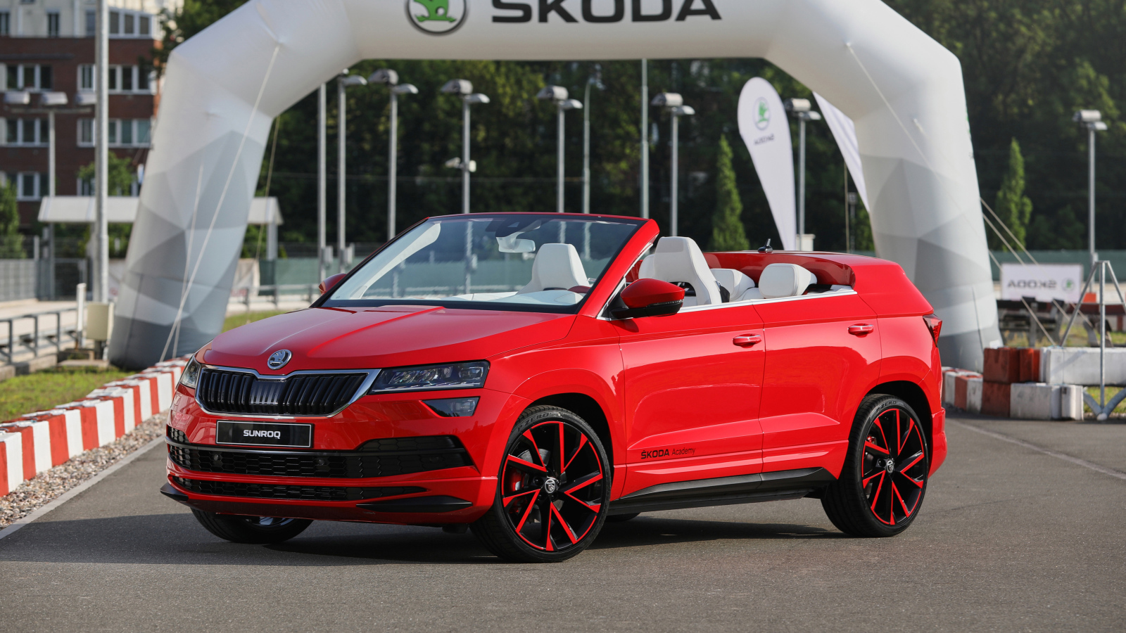 Красный новый автомобиль Skoda Sunroq Concept 2018