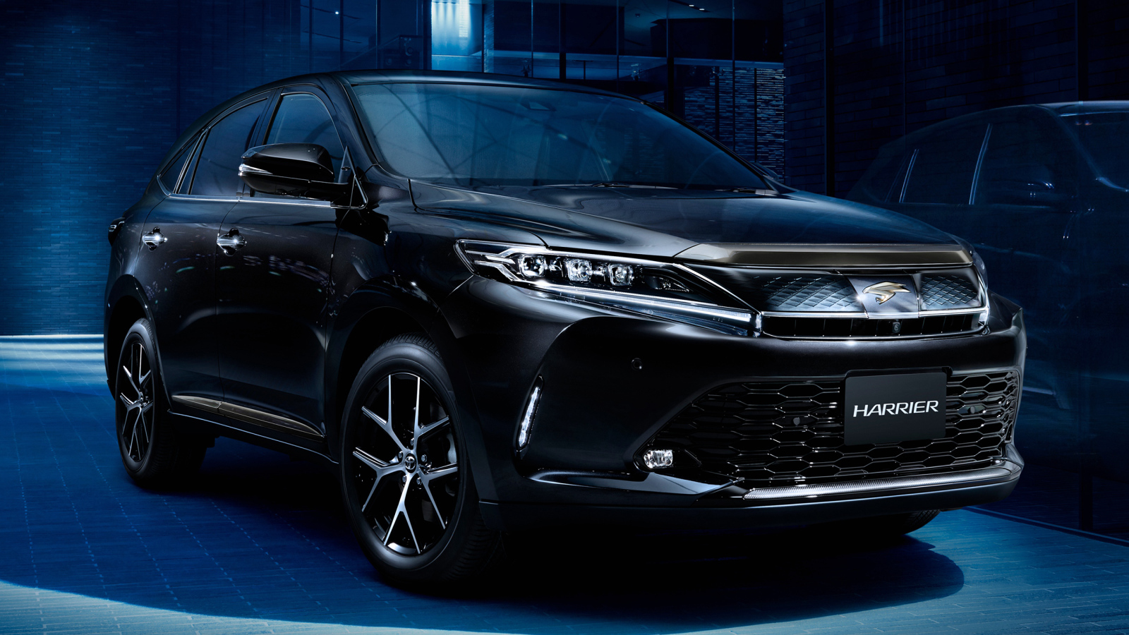 Черный стильный автомобиль Toyota Harrier  2018 года