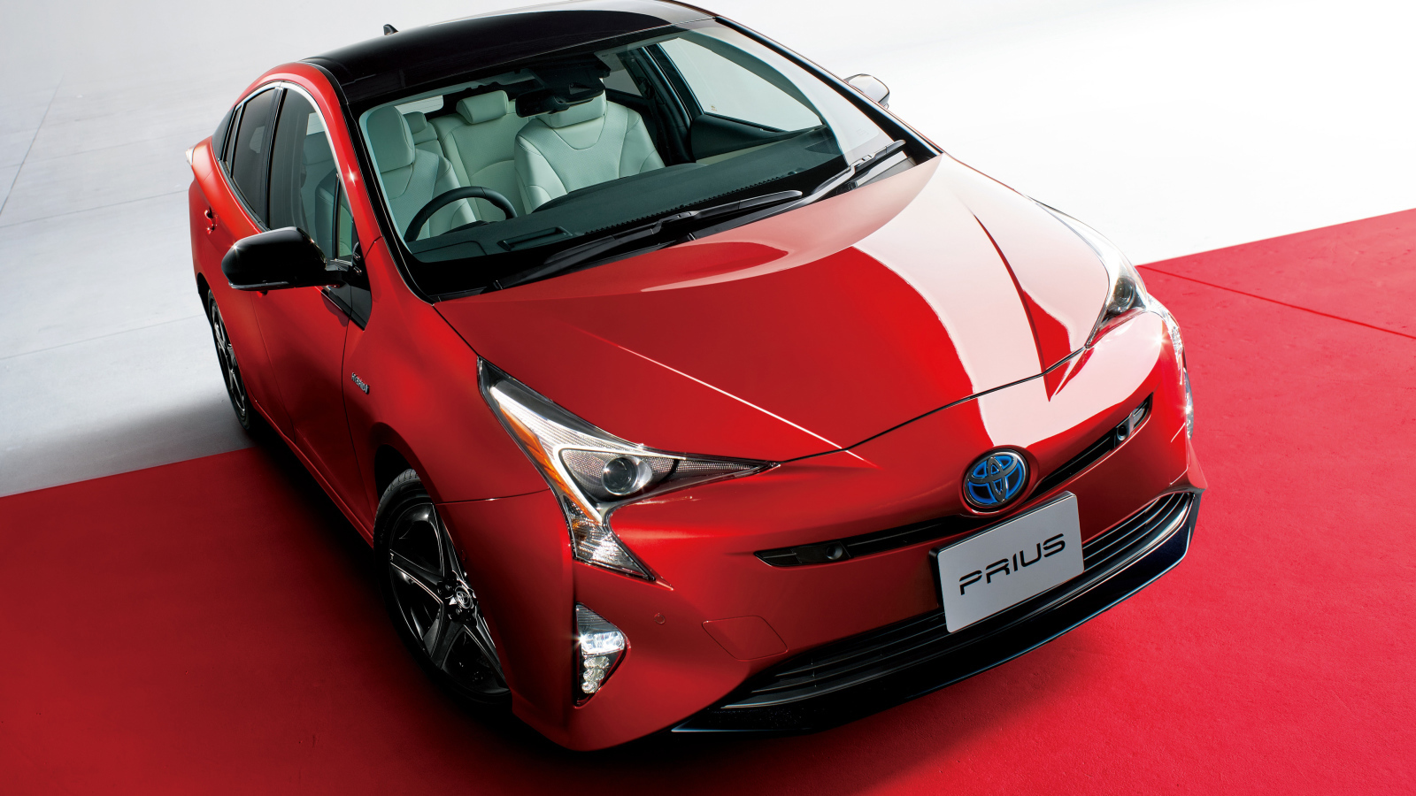 Красный автомобиль Toyota Prius Touring Select 20th Anniversary Limited, 2018