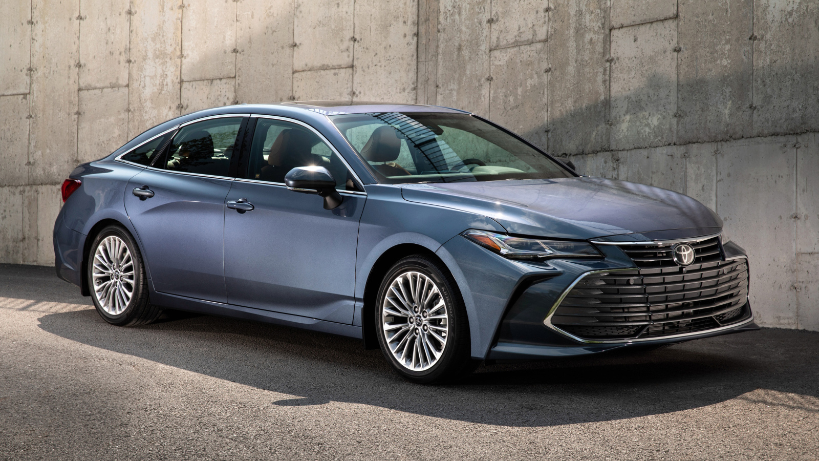 Стильный серебристый автомобиль Toyota Avalon, 2019