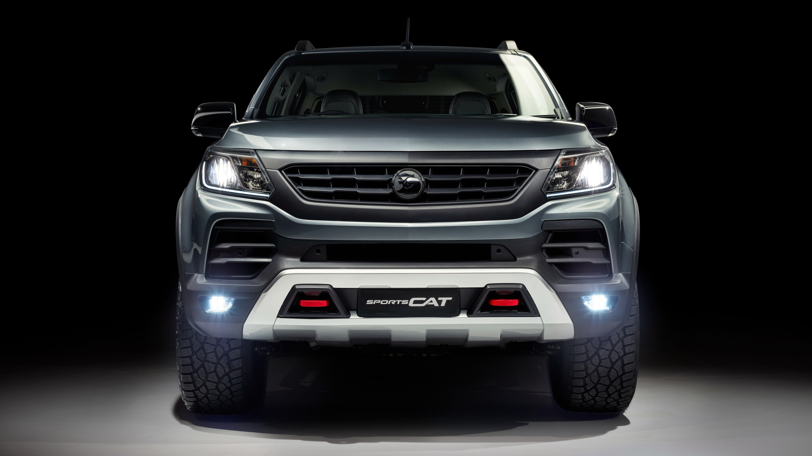 Серебристый спортивный грузовик HSV Colorado, 2018