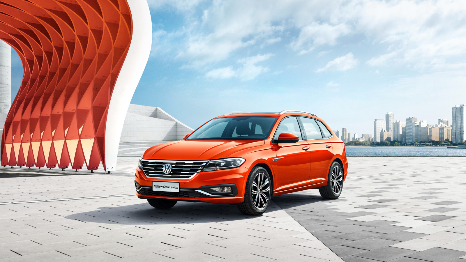 Красный автомобиль Volkswagen Gran Lavida, 2018