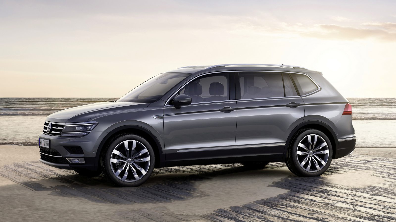 Серебристый Volkswagen Tiguan, 2018 вид сбоку