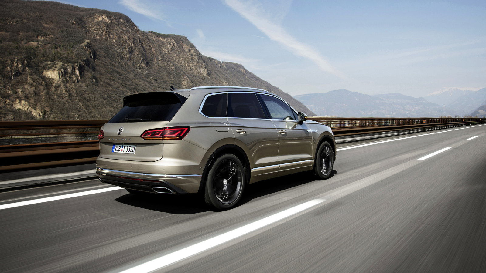 Автомобиль Volkswagen Touareg, 2018 года на трассе