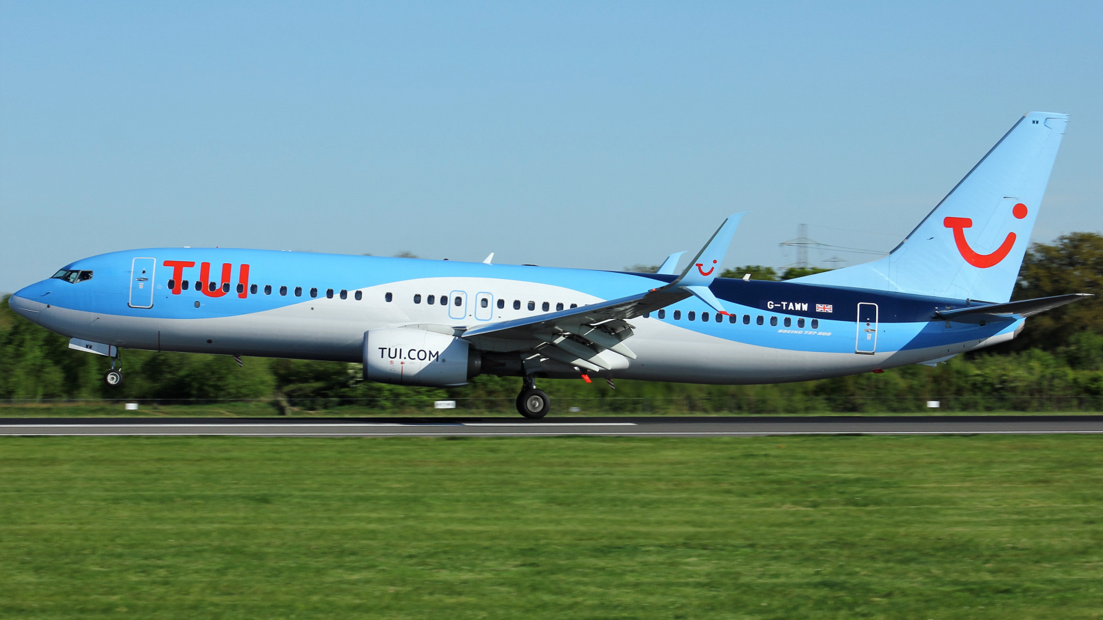 Пассажирский самолет Boeing 737-8K5 готовится к взлету