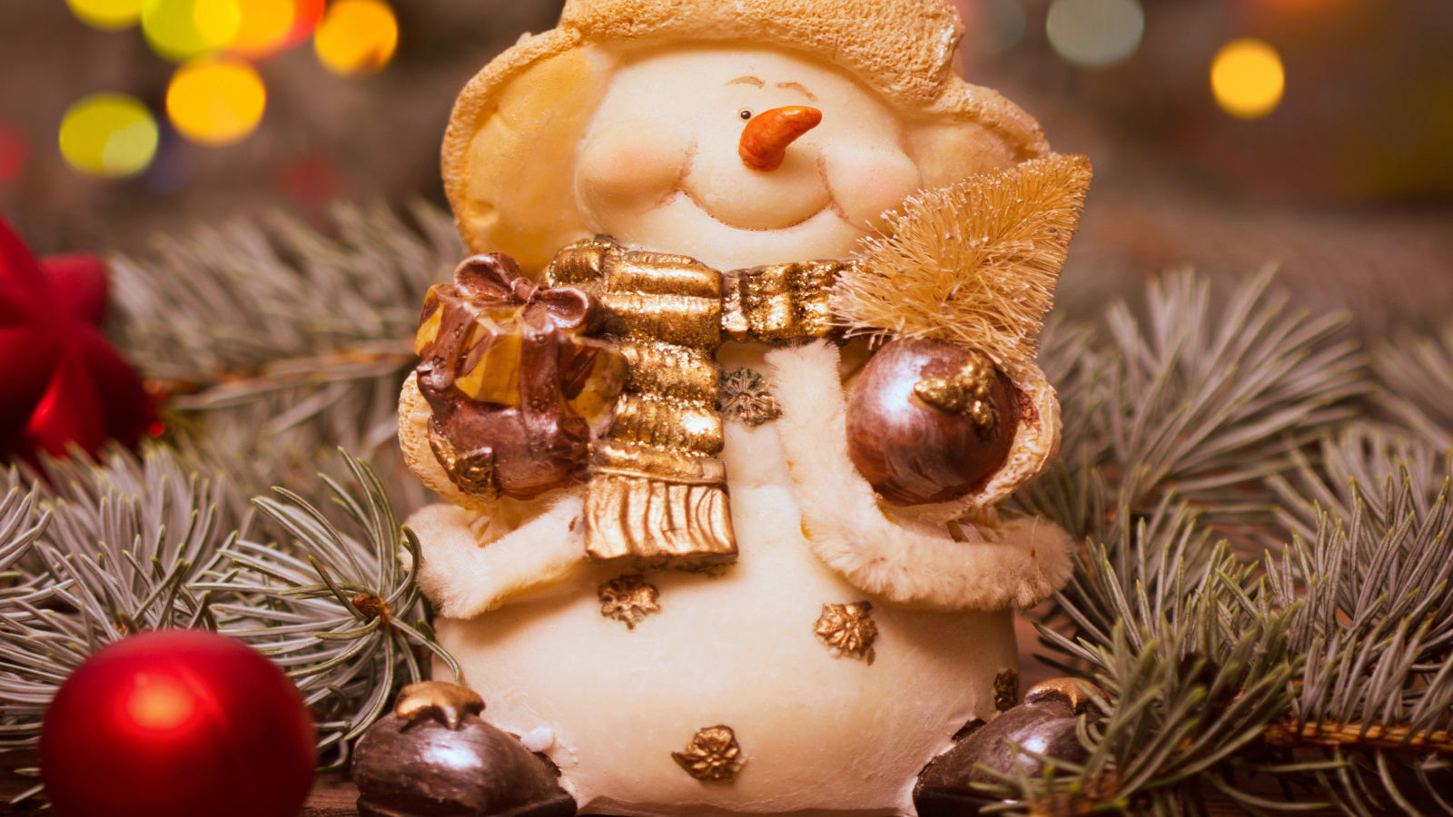 Новогодняя игрушка снеговик с еловой веткой на Рождество 2019