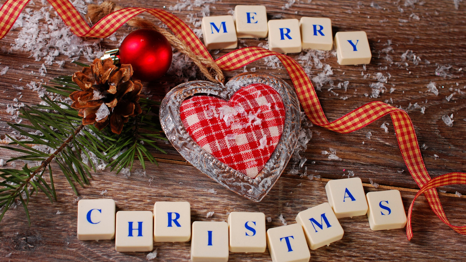 Сердечко с еловой веткой и игрушками с кубиками на Рождество