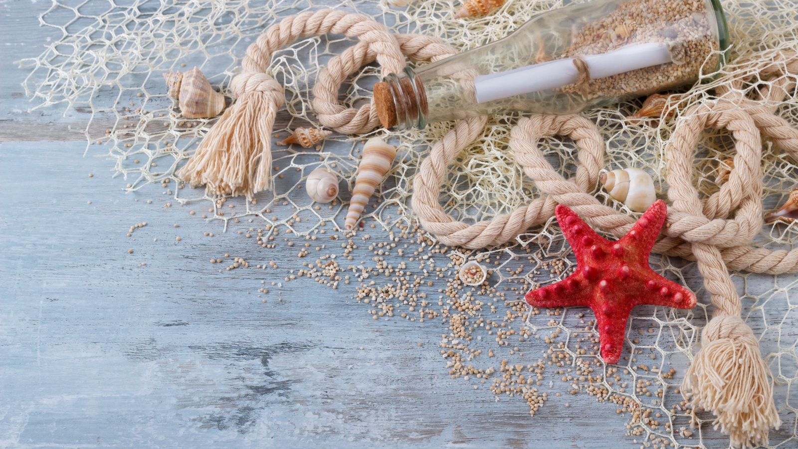 Бутылка с запиской, ракушки, сетка, канат и красная морская звезда 