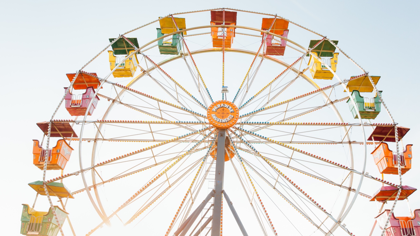 Карусель колесо обозрения на сером фоне