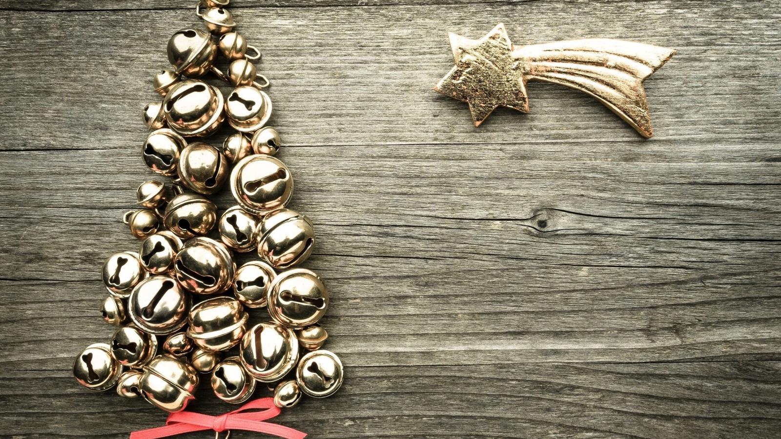 Елка из колокольчиков на деревянном фоне