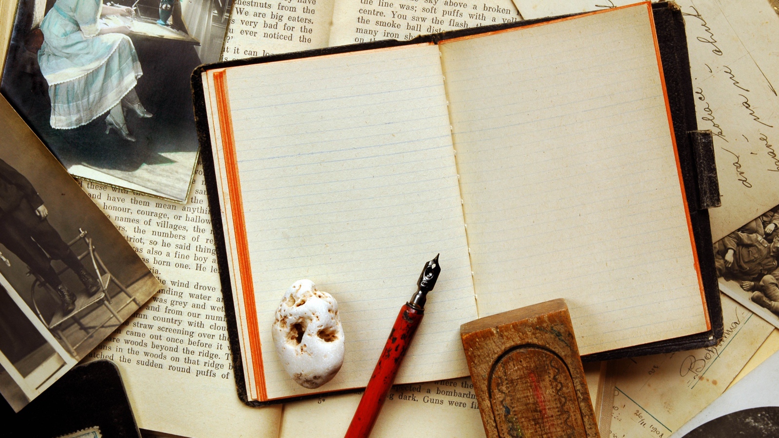 Старые книги с фото на столе со старой ручкой