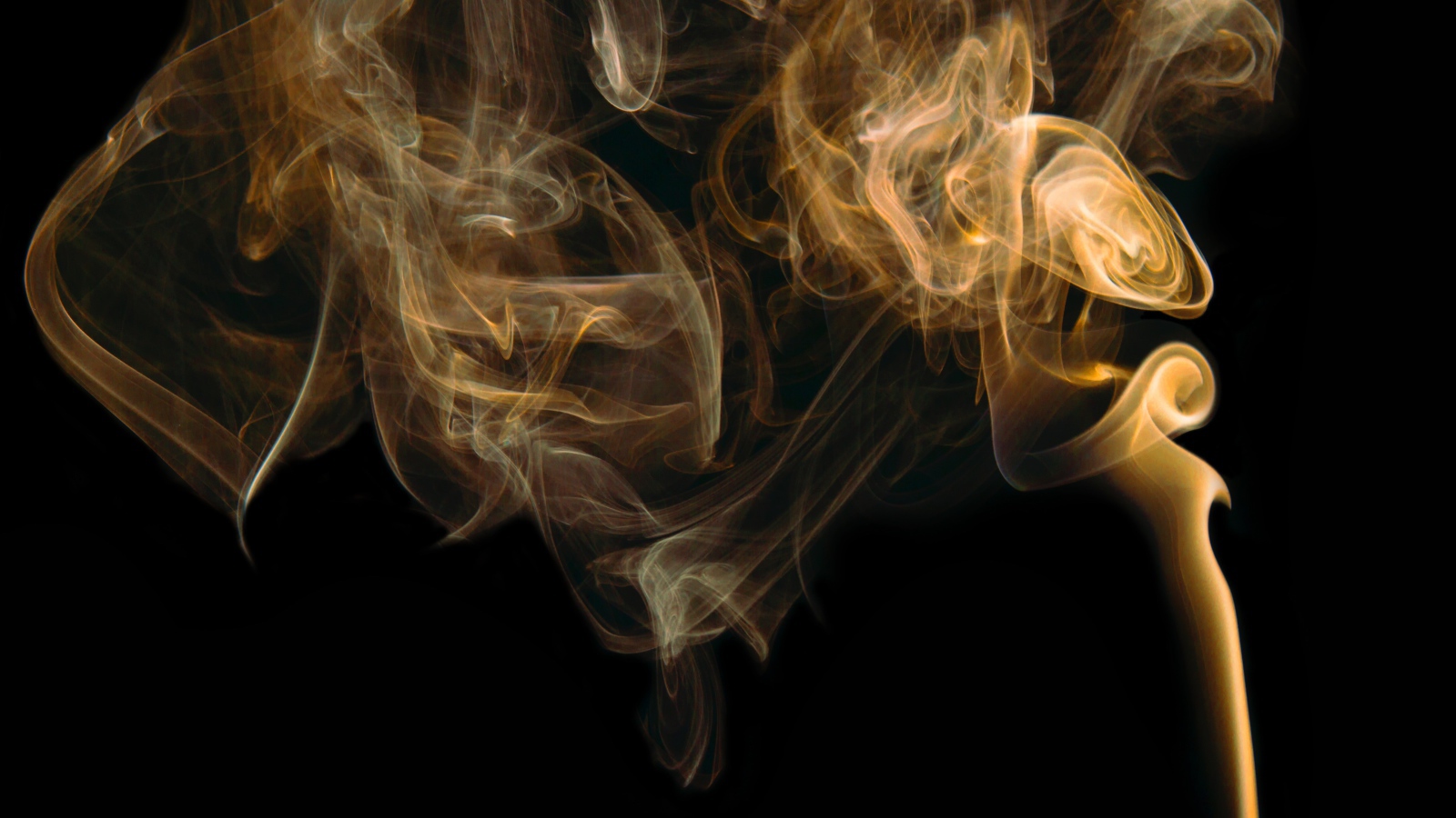 Оранжевый дым на черном фоне