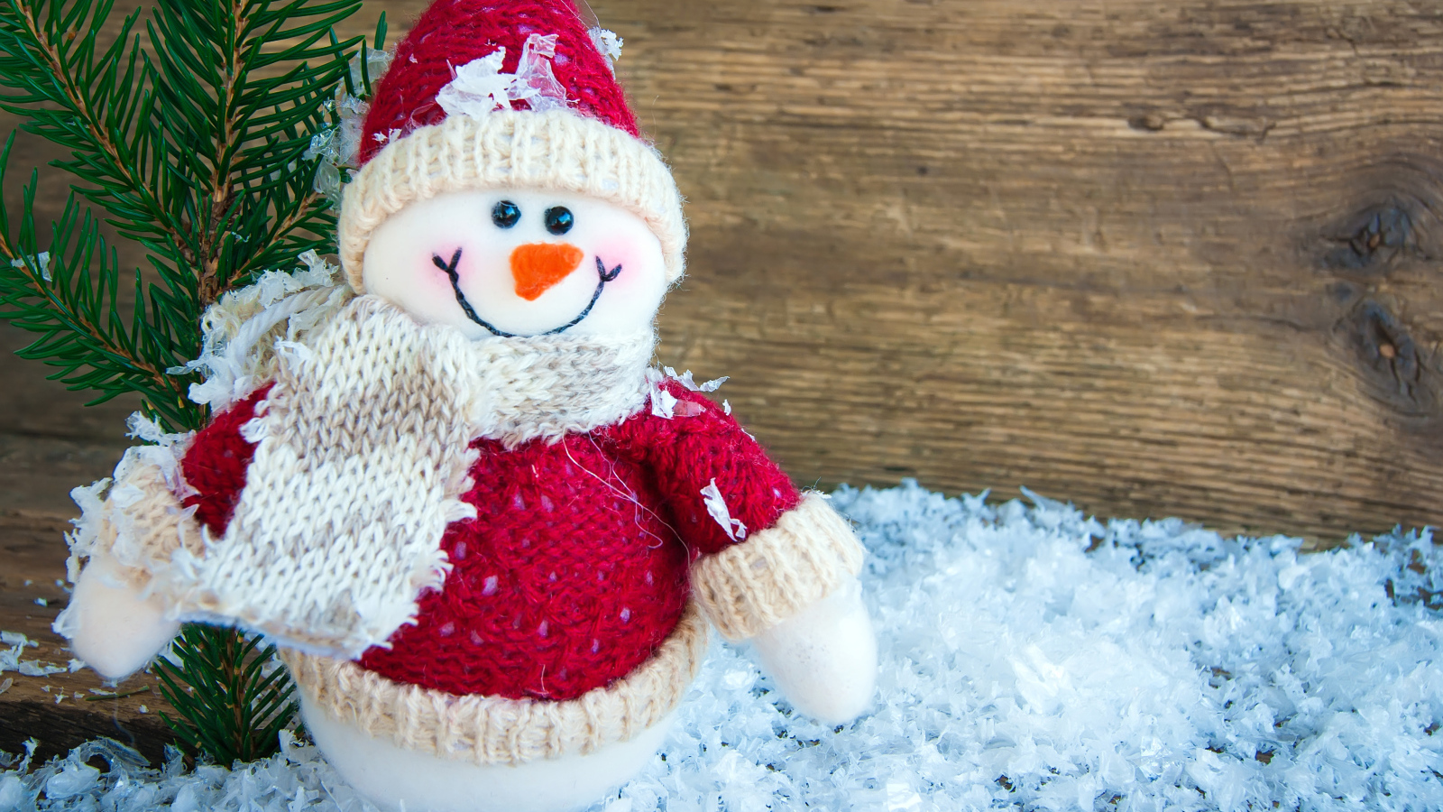 Снеговик на искусственном снегу с еловой веткой 