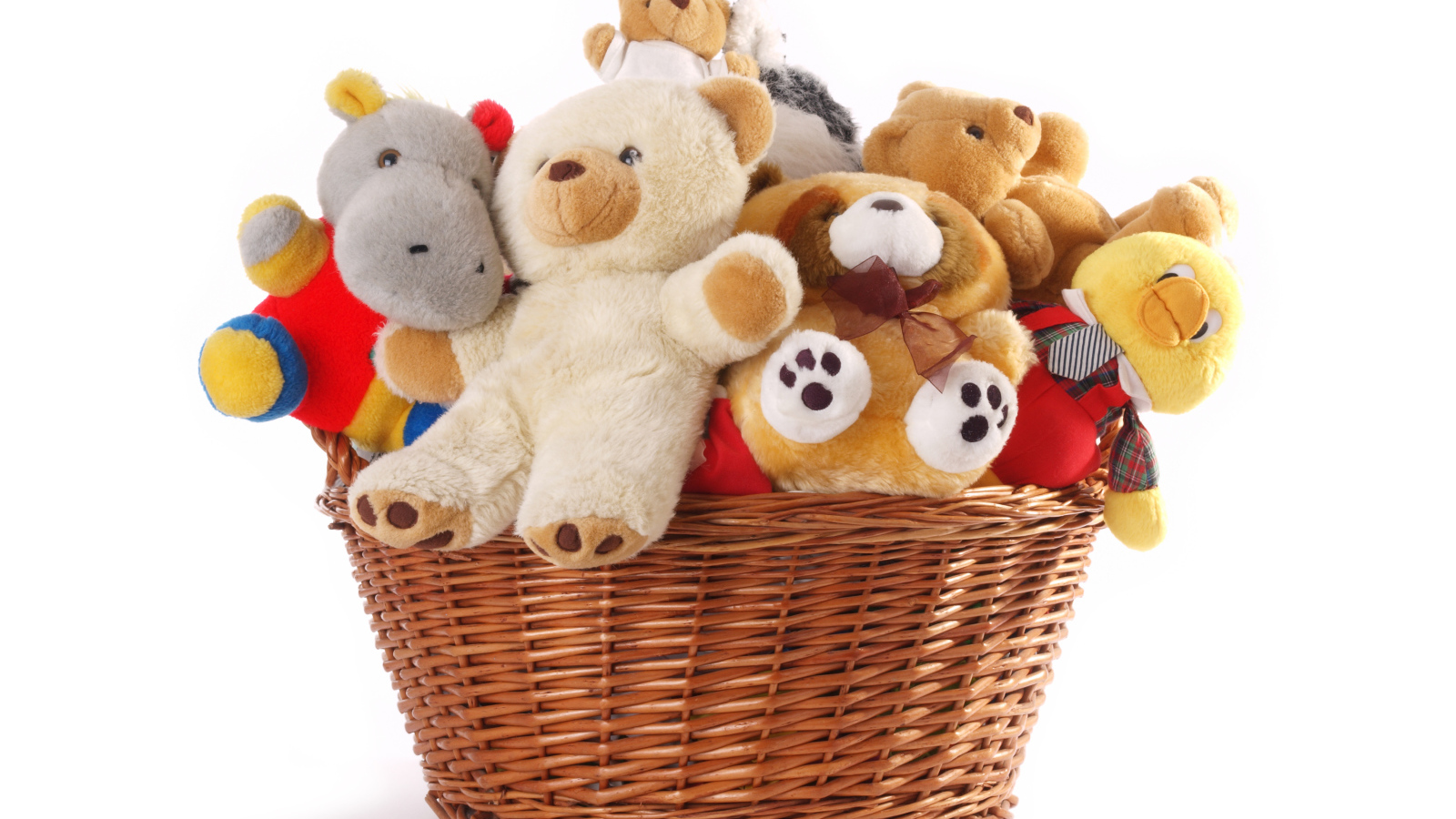 Мягкие игрушки в корзине на белом фоне 