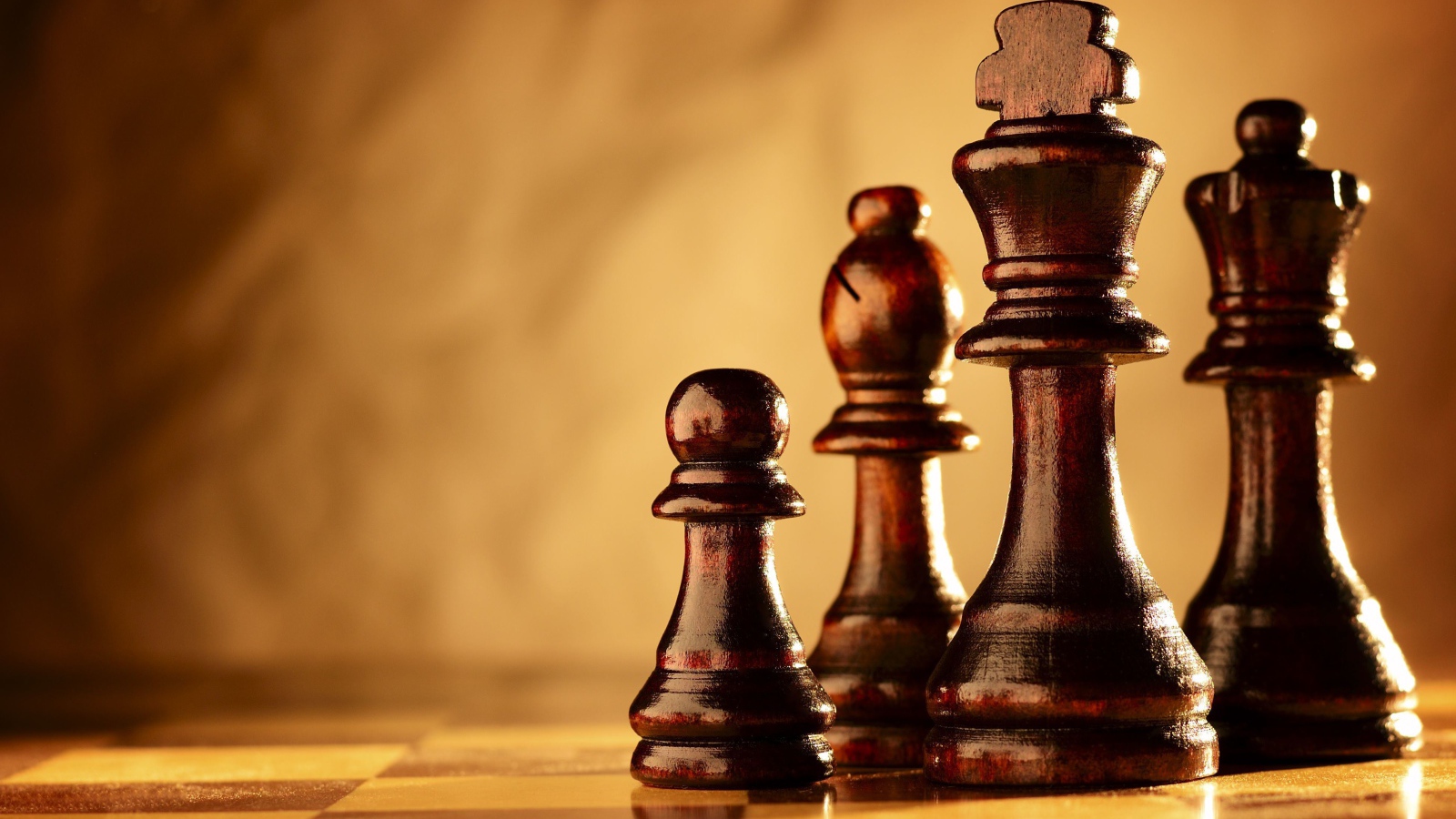 Деревянные шахматные фигуры на шахматной доске