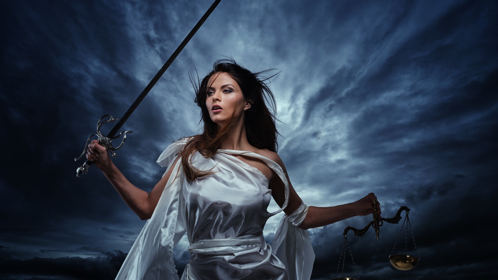 Девушка с мечом и весами в руках на фоне грозового неба, фэнтези