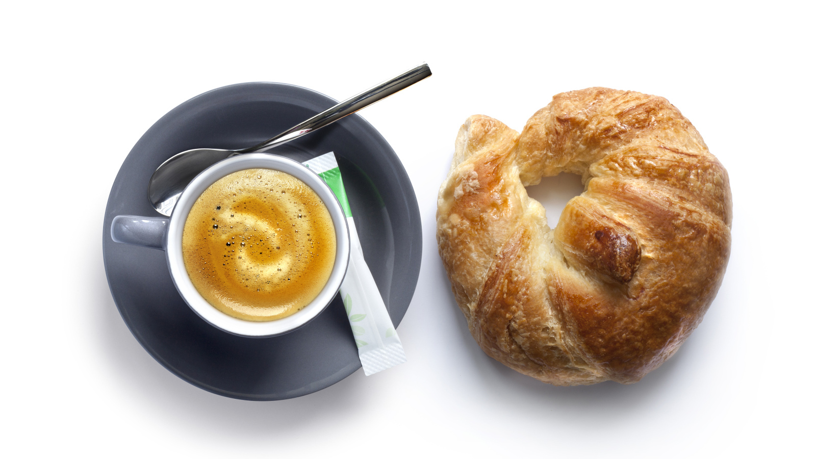 Круассан и чашка кофе на белом фоне